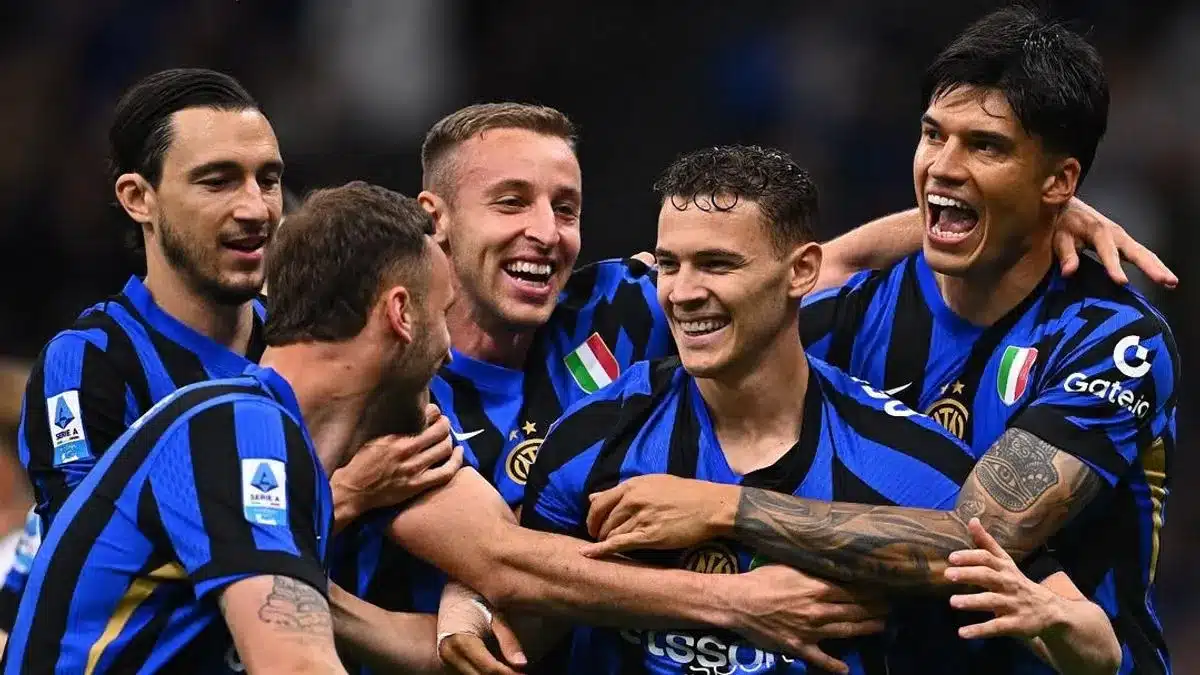 战术结构：稳固防守与快速反击